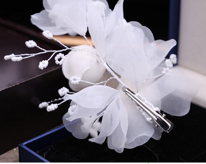 Wedding White big voile flower hair pin Description: hair pin  material: voile,pearl,glass beads  color:white  size:18*10cm